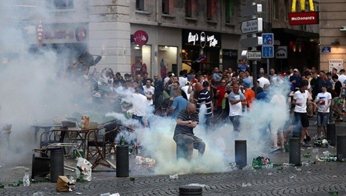 Fransa polisi gösterilerden yorgun düştü(!)