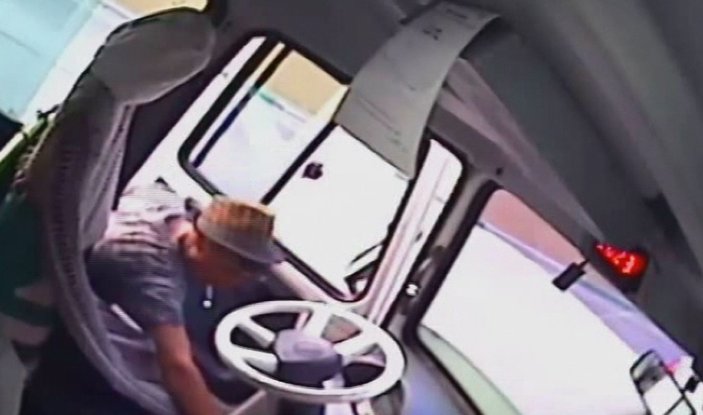 Kurnaz hırsız kaşla göz arasında minibüsü soydu
