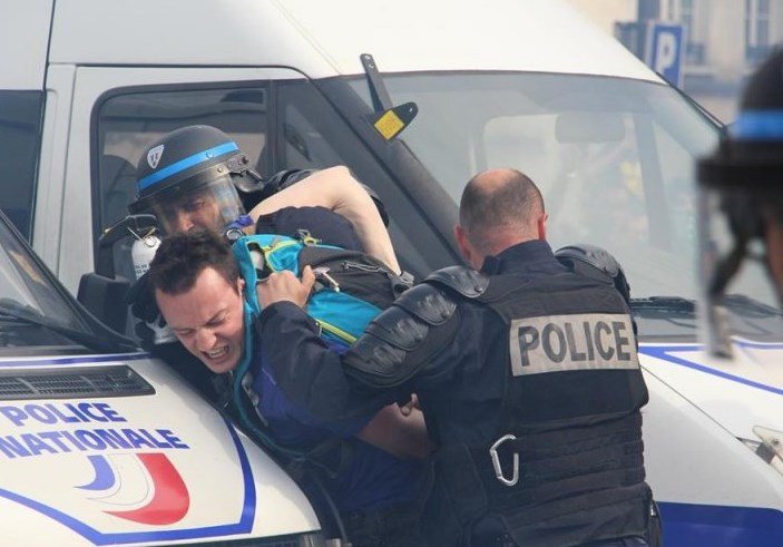 Fransa polisi gösterilerden yorgun düştü(!)