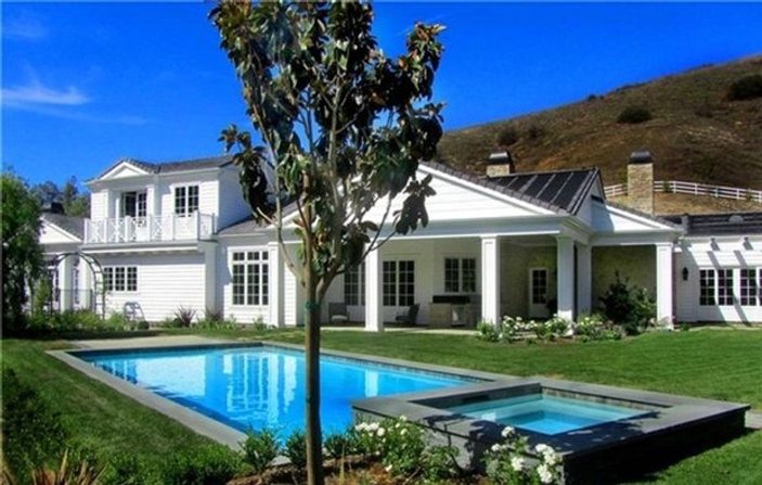 Kylie Jenner 6 milyon dolarlık yeni evine taşındı