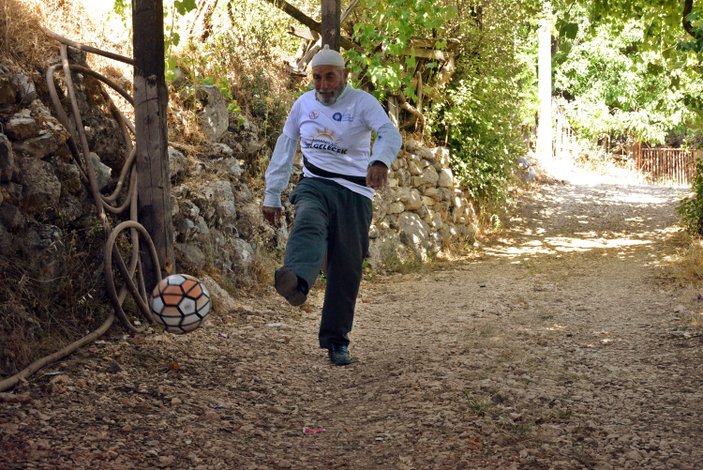 96 yaşında top peşinde koşuyor