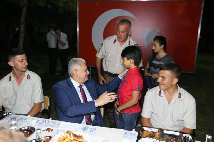 Başbakan Binali Yıldırım askerlerle iftar yaptı