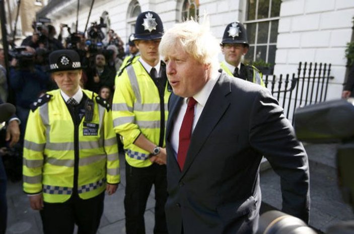Boris Johnson evinden çıkarken yuhalandı