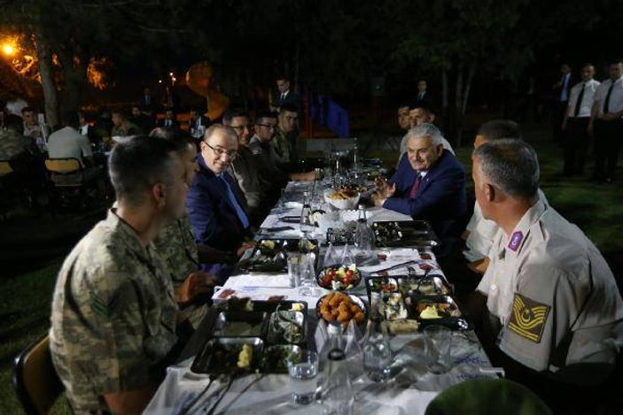 Başbakan Binali Yıldırım askerlerle iftar yaptı