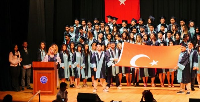 Mezuniyette açılan hendek pankartına Türk bayraklı yanıt