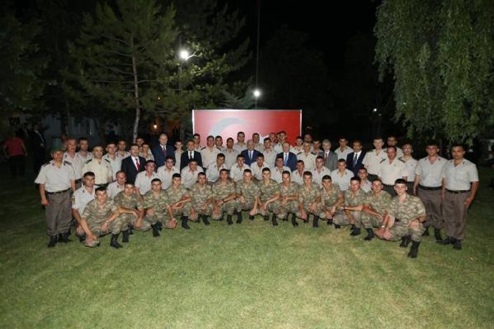 Başbakan Binali Yıldırım askerlerle iftar yaptı