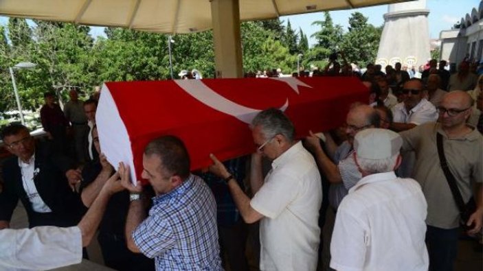 Yaşar Nuri Öztürk'ün tabutunu Türk bayrağına sardılar