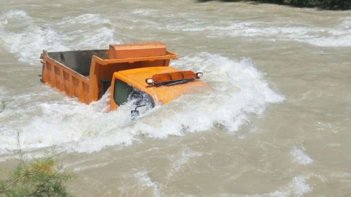 Artvin'de hafriyat kamyonu nehre düştü