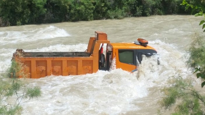 Artvin'de hafriyat kamyonu nehre düştü