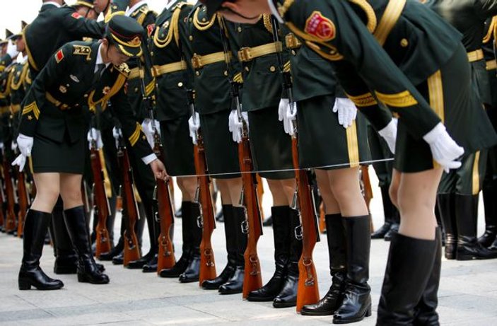 Çinli kadın askerlerin Putin hassasiyeti