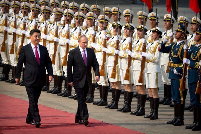 Çinli kadın askerlerin Putin hassasiyeti