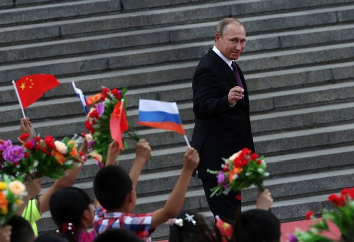 Çin'de Putin'in töreninden önce etek boyları ölçüldü