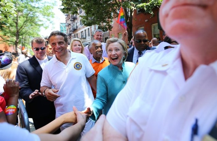 Hillary Clinton, New York'ta LGBT yürüyüşüne katıldı
