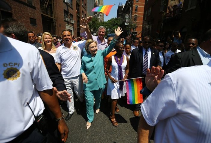 Hillary Clinton, New York'ta LGBT yürüyüşüne katıldı