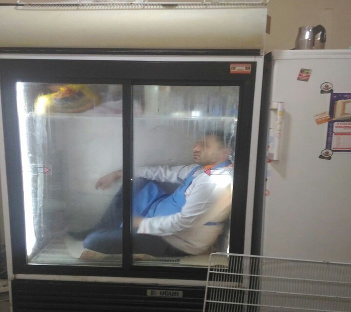 Sıcaktan bunalınca buzdolabına girdi