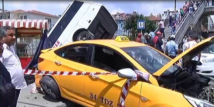 Sefaköy'de servis aracı bariyerlerden aşağı düştü