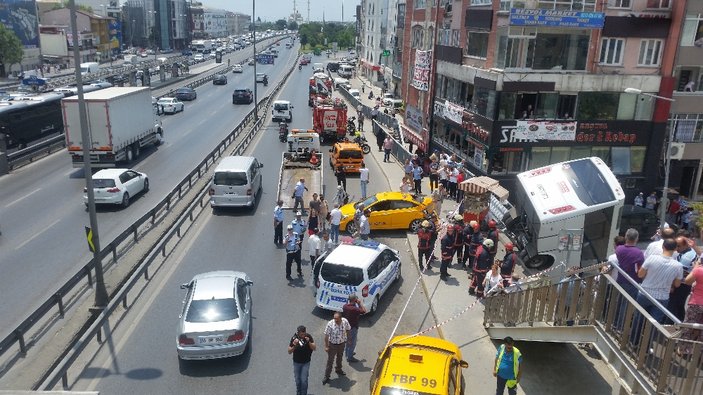 Sefaköy'de servis aracı bariyerlerden aşağı düştü