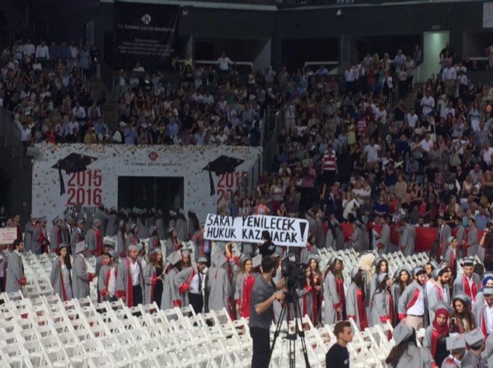 Kültür Üniversitesi mezuniyetinde 'saray yenilecek' pankartı