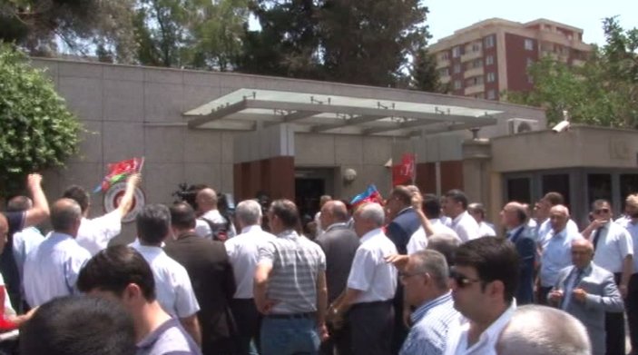 Azerbaycan halkı Atatürk Havalimanı'ndaki saldırıyı kınadı
