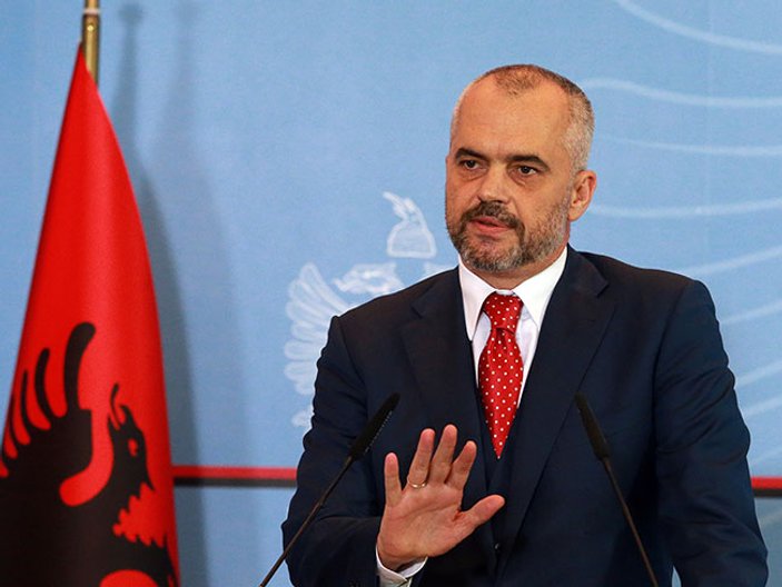 Arnavutluk Başbakanı Havalimanı'na indi, patlama oldu