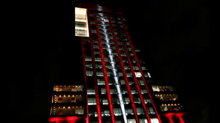 Meksika Dışişleri Bakanlığı binası kırmızı beyaza büründü