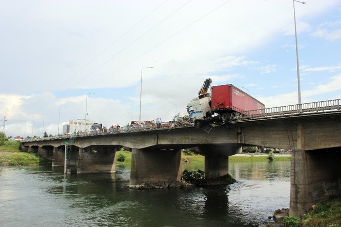 TIR köprüde asılı kaldı