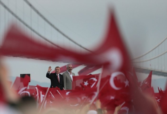 Erdoğan tören alanına Edi Rama'yla kol kola geldi