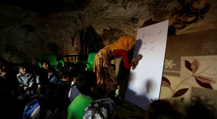 Suriye'de eğitim zorlu şartlarda devam ediyor