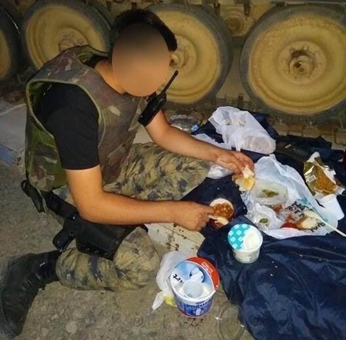 Hakkari'de askerlerin iftar sofrası