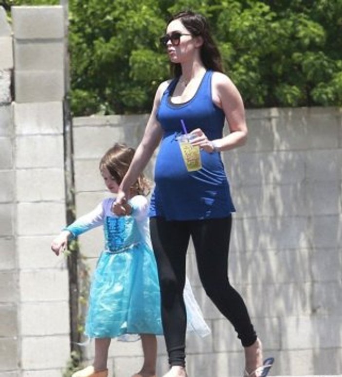 Megan Fox oğluna prenses elbisesi giydirdi