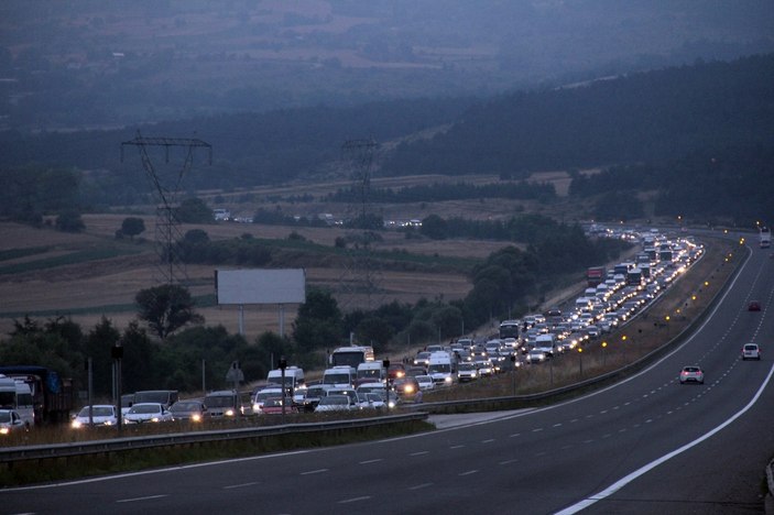 Tatilciler TEM'de mahsur kaldı