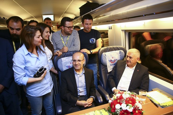 Başbakan Yıldırım ve ekibi Ankara'ya hızlı trenle döndü