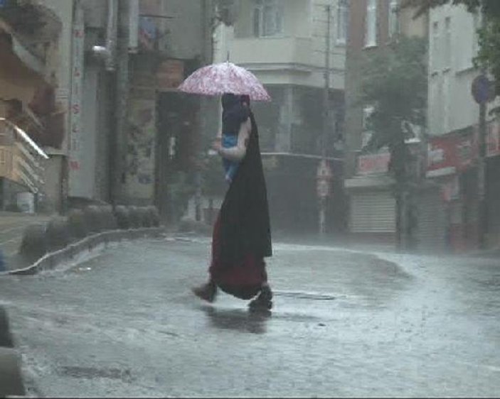 İstanbul'da yağmur sele dönüştü