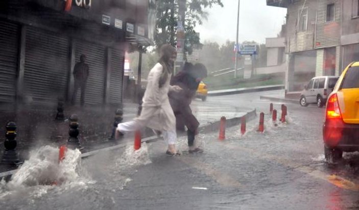 İstanbul'da yağmur sele dönüştü