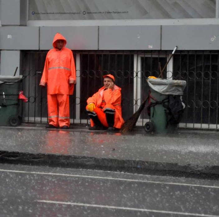 İstanbul'da yağmur sele dönüştü