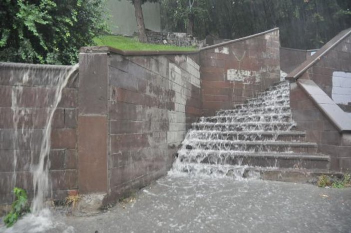 İstanbul'da yağmur sele dönüştü