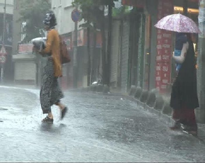 İstanbul'da yağmur sele dönüştü