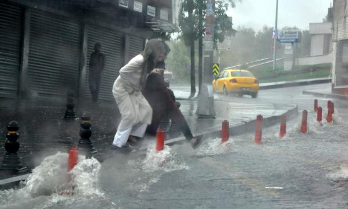 İstanbul'da yağmur sele dönüştü