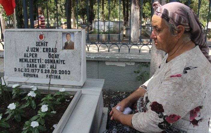 Şehitlikte nöbetçi askerin gözyaşları