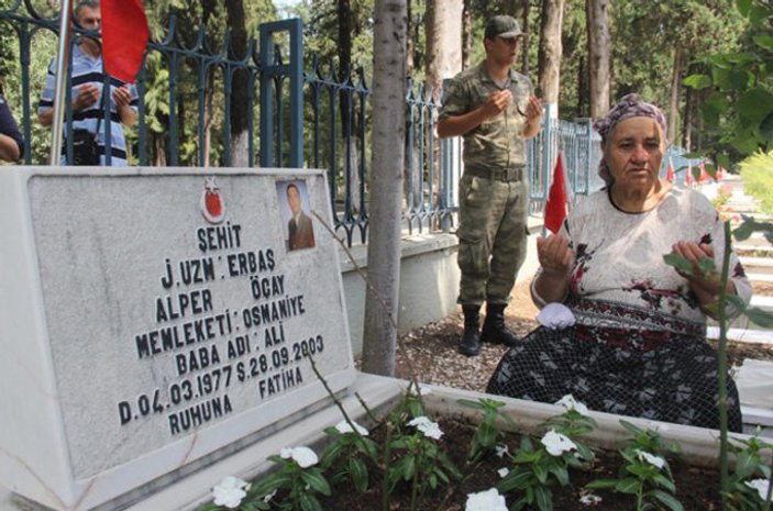 Şehitlikte nöbetçi askerin gözyaşları