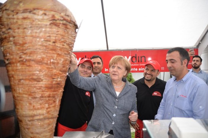 Elini Merkel'in omzuna atan Türk dönerci
