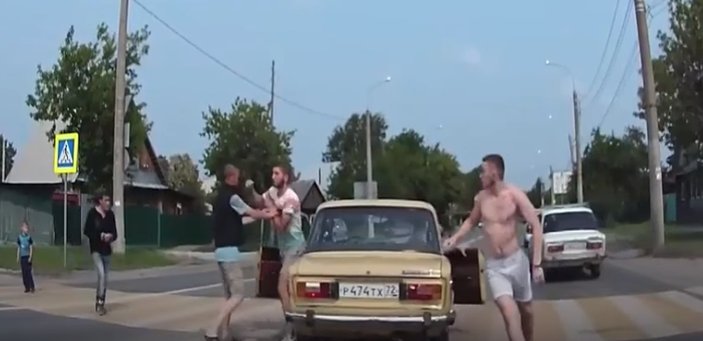 Rusya'da yayaya kızan sürücünün yumruğu sert oldu