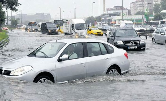 Oraj yağmurları İstanbul'u ve Karadeniz'i vurdu