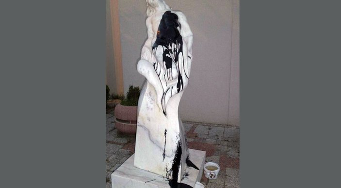 Bursa'da heykele boyalı saldırı
