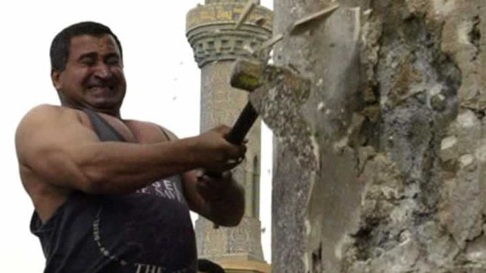Saddam'ın heykelini yıkan Iraklı pişman