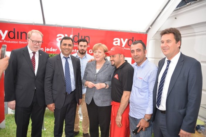 Elini Merkel'in omzuna atan Türk dönerci