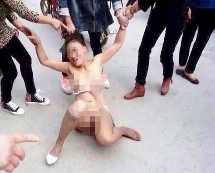 Çinli kadın kocasının sevgilisini sokak ortasında dövdü