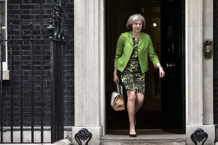 Theresa May İngiltere'deki seçimin ilk turunu kazandı