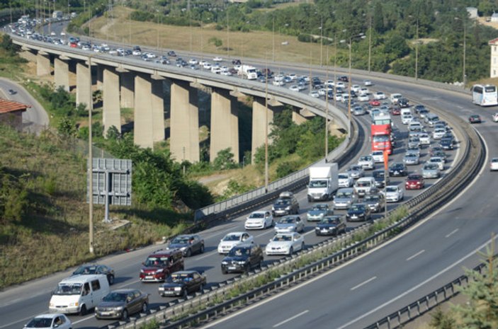 Bayram tatili dönüşü trafik yoğunluğu