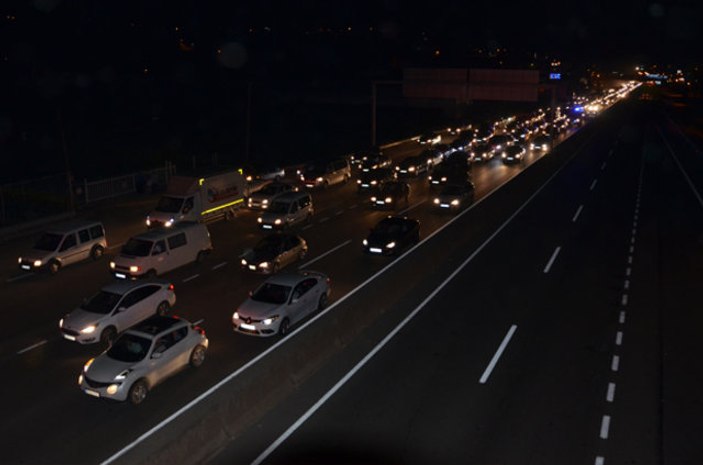 Bayram tatili dönüşü trafik yoğunluğu